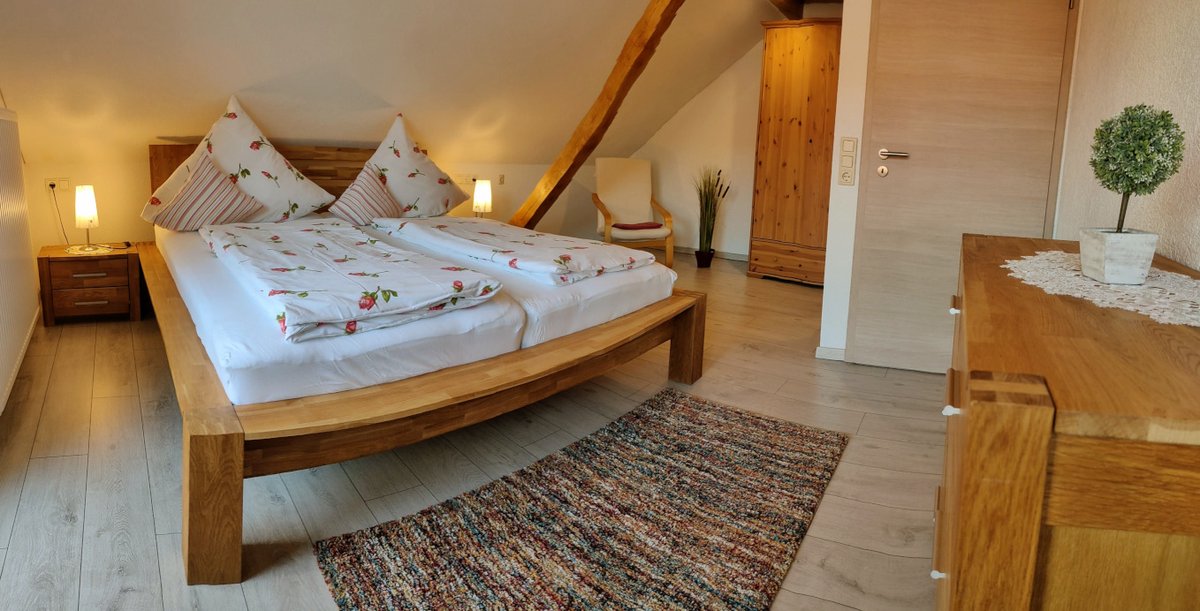 Panorama-Ansicht des Schlafzimmers der größeren Ferienwohnung Haus Scheuble