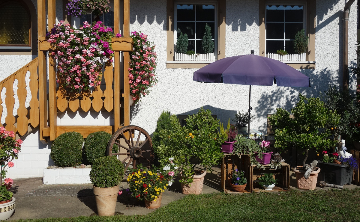 Blumengeschmückter Sitzplatz am Haus Scheuble in Lienheim